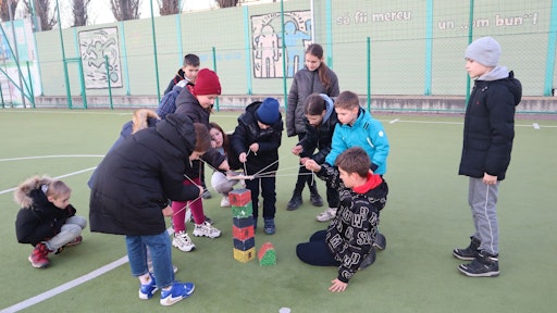 Neben Nothilfe-Maßnahmen für die ukrainische Bevölkerung
unterstützt Jugend Eine Welt seit Kriegsbeginn gezielt auch
betroffene Familien mit Kindern – u.a. durch Lern- und
Betreuungsangebote. Ziel ist es, den traumatisierten Kindern und
Jugendlichen im Kriegsalltag sowie in Nachbarländer geflüchtete
Familien zumindest ein paar Stunden Stabilität zu ermöglichen.