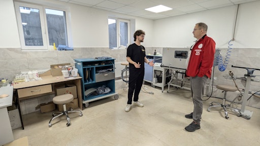 Wolfgang Wedan, Globaler Nothilfe-Koordinator der
österreichischen Entwicklungsorganisation Jugend Eine Welt, beim
Besuch des UNBROKEN National Rehabilitationszentrum in Lviv/Ukraine.
Jugend Eine Welt unterstützt das Projekt bei der Anpassung bzw.
Herstellung von Prothesen für Kriegsversehrte.