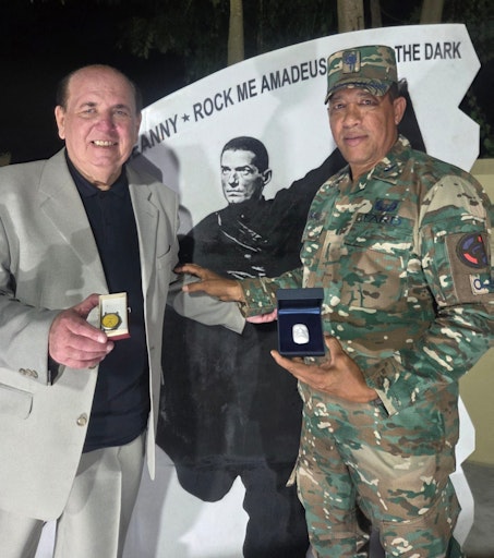 Vorschau Bild von Major Valdez übergibt die Falco Uhr an Wolfgang Kosmata und hat
einen Falco Gesichtsabdruck aus Porzellan erhalten