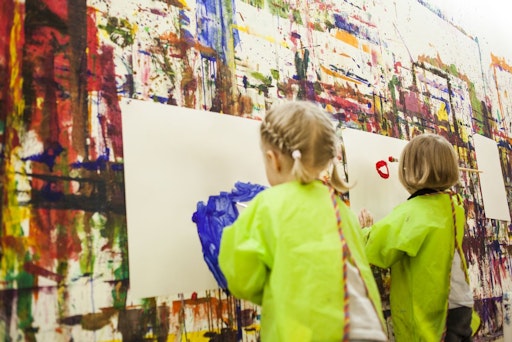 Kinder vor der Staffelei