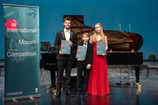 Preisträger_innen des Internationalen Mozartwettbewerbs 2026 in
der Sparte Klavier_v.l.Bogdan Dugalić, Elisey Mysin, Anastasiia
Kliuchereva