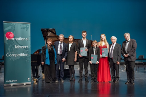 Preistäger_innen mit Jury des Internationalen Mozartwettbewerbs
2026 in der Sparte Klavier im Max Schlereth Saal der Universität
Mozarteum