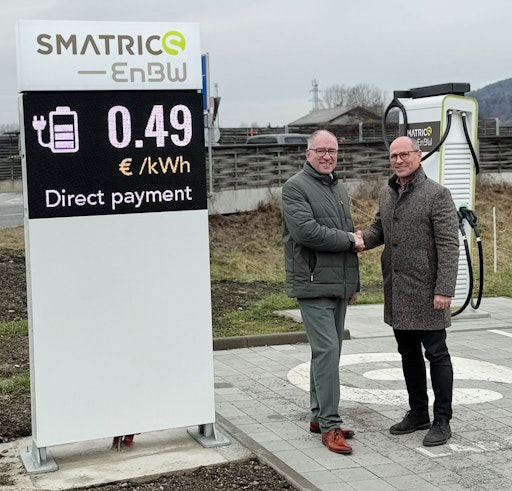  v.l.n.r.: Bürgermeister Alexander Stangassinger und SMATRICS EnBW
CEO Thomas Landsbek beim neu eröffneten Ladepark in Hallein.