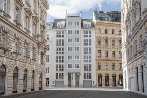 Vorschau Bild von The Pearl fügt sich harmonisch in das historische Stadtbild rund
um den Karmelitermarkt ein und verbindet moderne Architektur mit
urbanem Flair.