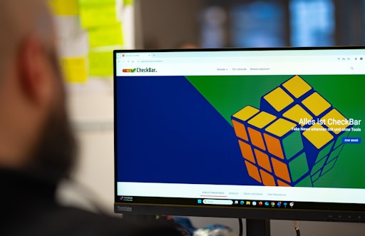 Vorschau Bild von Um Jugendlichen zu zeigen, wie sie Falschnachrichten erkennen und
aufdecken zu können, startet die APA mit CheckBar unter
www.checkbar.at eine kostenlose Media-Literacy-Plattform für
Lehrerinnen und Lehrer sowie Schülerinnen und Schüler zwischen 14
und 19 Jahren.