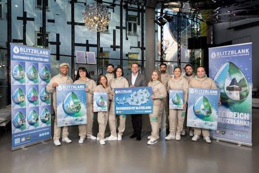 Vorschau Bild von Mario Reichel (GF BLITZBLANK) präsentiert mit seinen
Mitarbeitenden die neue Werbekampagne