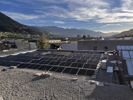 Vorschau Bild von Wahre Unabhängigkeit entsteht durch technische Autarkie, die das
Eigenheim vor regionalen Netzstörungen und Unwettern schützt.