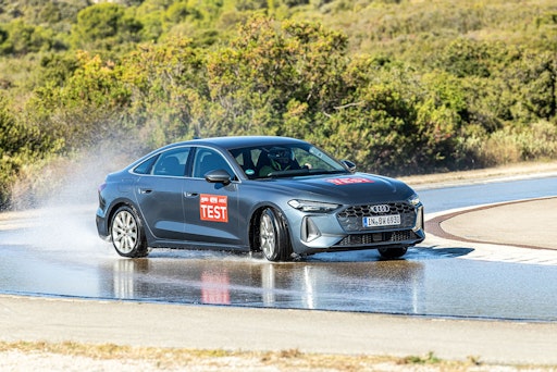 Vorschau Bild von Test auf regennasser Fahrbahn