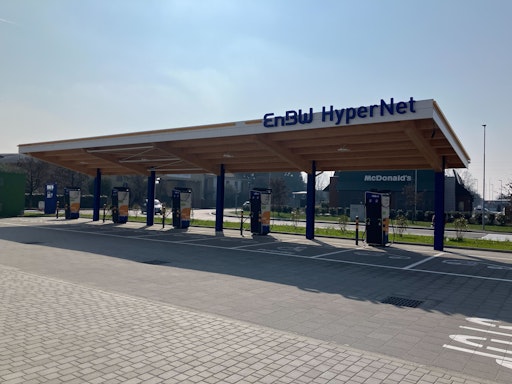 SMATRICS EnBW Schnellladepark in Trezzo sull’Adda, Italien, mit
16 Ladepunkten.