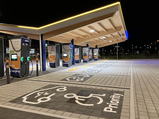 Vorschau Bild von SMATRICS EnBW Schnellladepark in Gruaro, Italien, mit 16
Ladepunkten.