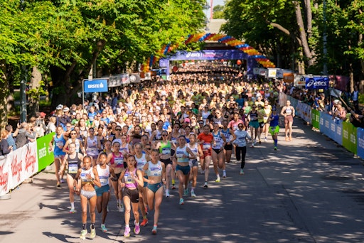  Tausende Frauen und Mädchen stehen dicht gedrängt an der
Startlinie im Wiener Prater und starten gemeinsam in den 38. ASICS
Österreichischen Frauenlauf 2026.