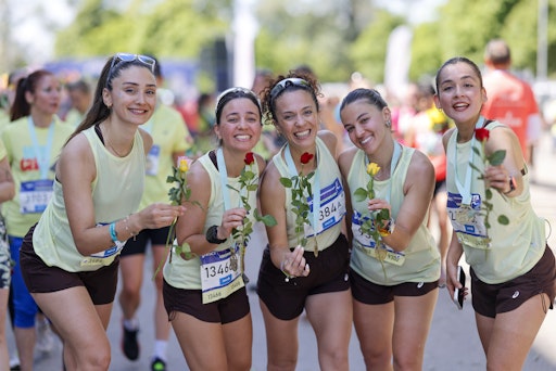 Vorschau Bild von Glückliche Finisherinnen präsentieren ihre Medaillen und Rosen
nach dem Lauf beim 38. ASICS Österreichischen Frauenlauf 2026.