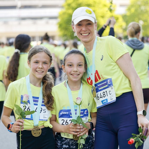 Vorschau Bild von Mutter und Töchter nehmen gemeinsam am 38. ASICS Österreichischen
Frauenlauf teil und erleben den Tag voller Freude und Zusammenhalt
im Wiener Prater.