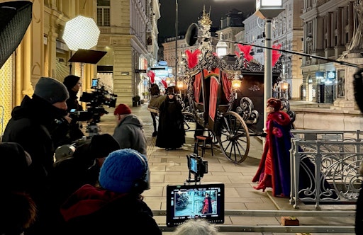 Vorschau Bild von 2 - Dreharbeiten am Graben zu „Die Blutgräfin“ mit Isabell
Huppert, Birgit Minichmayer, Lars Eidinger und Thomas Schubert,
Regie: Ulrike Ottinger