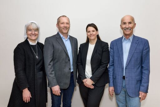 Ende 2026 übernehmen Wolfgang Tripp und Stephanie Federspiel-Kleinhans die gemeinsame Geschäftsführung des Krankenhauses Zams und der Sozialen Einrichtungen der Barmherzigen Schwestern von Zams. Sie folgen GF Bernhard Guggenbichler nach, der dann seinen Ruhestand antritt. v.l.n.r. Sr. MMag.a Dr.in Barbara Flad, Generaloberin Barm. Schwestern Zams; Wolfgang Tripp, MMSc; Mag.a Dr.in Stephanie Federspiel-Kleinhans, LL.M.; Dipl. KH-Bw. Bernhard Guggenbichler, GF KH-Zams und Soziale Einrichtungen der Barm. Schw. Zams. Bildnachweis: Kongregation der Barm. Schw. Zams / Christoph Nösig Photography (Fotograf: Christoph Nösig; Bildrechte: Kongregation der Barm. Schw. Zams / Christoph Nösig Photography)