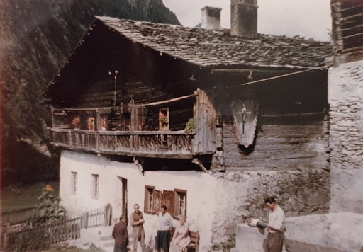 Vorschau Bild von Historische Aufnahme des Hieserhofs in Heiligenblut: Der
traditionsreiche Bergbauernhof befindet sich seit mindestens 1688 im
Besitz der Familie Tribuser und entwickelte sich über Generationen
zu einem Beherbergungsbetrieb.