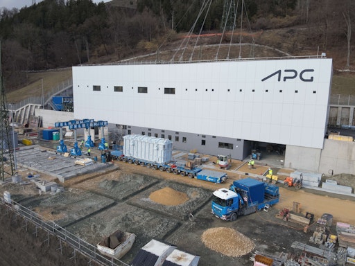 Vorschau Bild von Der Riesentransformator wird im Umspannwerk Leoben unter das
Hubgerüst gefahren, mit dem er vor seinem Fundament zum Querverzug
abgesetzt wird.