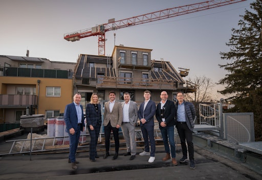 Vorschau Bild von Vom Dach der Stadthäuser mit Blick auf die Eigentumswohnungen des
Projekts Brambilla: v.l.n.r. Martin Kaftan (Strategischer Vertrieb
STRABAG), Kerstin Robausch-Löffelmann (BWSG-Vorständin), Daniel
Comploier (Projektleiter BWSG), Hannes Schwarzbauer (Technischer
Bereichsleiter STRABAG), Andreas Stagl (Projektleiter STRABAG),
Walter Bäuml (Technischer Direktor STRABAG) und Herbert Friedl
(Leiter Baumanagement BWSG) (c) Thomas Suchanek/eap