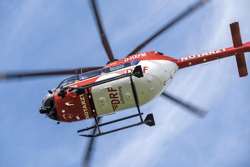 Vorschau Bild von Zur Besatzung des rot-weißen Hubschraubers des Typs H145 gehören
ein Pilot, ein Notarzt sowie ein Notfallsanitäter / HEMS TC.
(Quelle: DRF Luftrettung) // Weiterer Text über ots und
www.presseportal.de/nr/60539 / Die Verwendung dieses Bildes für
redaktionelle Zwecke ist unter Beachtung aller mitgeteilten
Nutzungsbedingungen zulässig und dann auch honorarfrei.
Veröffentlichung ausschließlich mit Bildrechte-Hinweis.