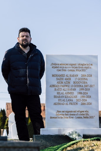 Vorschau Bild von Neben der kontinuierlichen Hilfe für Geflüchtete sorgt die SOS
Balkanroute dafür, dass auch verstorbene Geflüchtete menschenwürdige
Gedenkstätten bekommen - so wie hier zuletzt in Loznica, Serbien, wo
28 Grabsteine für Geflüchtete aufgestellt wurden.