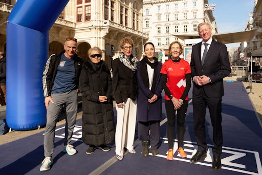 v.l.n.r.: Andreas Berger (ehem. Profi-Leichtathlet), Elisabeth
Pittermann (Gesundheitssprecherin des Pensionistenverband
Österreichs), Ingrid Korosec (Präsidentin des Österreichischen
Seniorenbunds), Clara Schüßler (Pharmazeutin), Karmella Michlfeit
(Sprinterin) und Peter McDonald (Vorsitzender des Verwaltungsrates
der ÖGK)