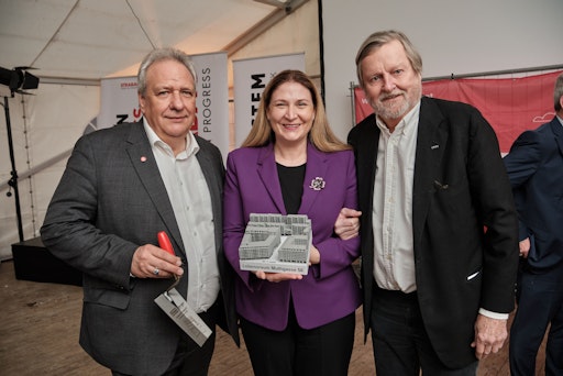 Vorschau Bild von v.l.n.r.: Michael Gehbauer (Geschäftsführer WBV-GPA), Barbara
Novak - Amtsführende Stadträtin für Finanzen, Wirtschaft, Arbeit,
Internationales und Digitales und Architekt Heinz Neumann (HNP
architects)