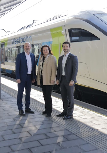 Vorschau Bild von Westbahn-Geschäftsführer Thomas Posch, Marco Ramsbacher,
Landesrätin Claudia Holzer