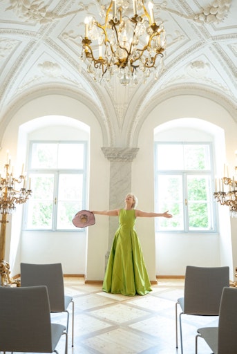 Vorschau Bild von Schubertiaden Intendantin KS Ildikó Raimondi im Konzertsaal
SCHUBERT SCHLOSS ATZENBRUGG