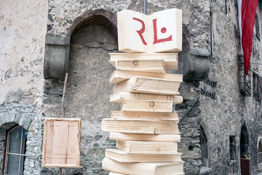  Literaturbaum vor dem Mesnerhaus in Rauris