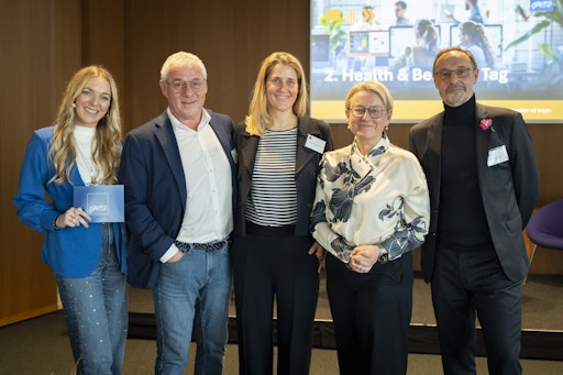 Vorschau Bild von V.l.n.r.: Jacqueline Knollmayr Moderation | Josef Buttinger
Gründer & Präsident HR Lounge | Madeleine Bauer-Eder Chief HR
Officer IBM Österreich | Maria Koller Chief HR Officer Palfinger AG
| Joachim Schuller Competence Center Manager Health & Benefits