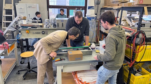 Vorschau Bild von Die SeedJection-Maschine von Ensemo ist ein hochpräzises,
patentgeschütztes mechatronisches System, das jedes einzelne
Saatkorn fixiert, anschneidet, nützliche Mikroorganismen direkt ins
Innere des Samens injiziert und den Schlitz wieder verschließt. Sie
arbeitet im industriellen Hochdurchsatz mit tausenden Körnern pro
Sekunde. Dabei bleibt der Embryo intakt und die Keimfähigkeit wird
nicht beeinträchtigt. Mikroorganismen sind monatelang lebensfähig
und wirken zuverlässiger als bei herkömmlichen Coatings.