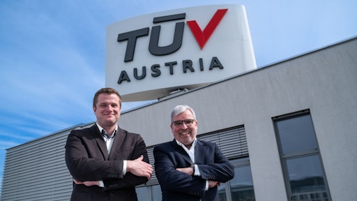  Andreas Gruber (l) und Thomas Doms, Geschäftsführer des TÜV
AUSTRIA - SCCH Joint Venture TRUSTIFAI: "KI ist kein Selbstläufer.
Wer sie einsetzen will, muss ihre Leistungsfähigkeit strukturiert
und objektiv prüfen. " trustifai.at