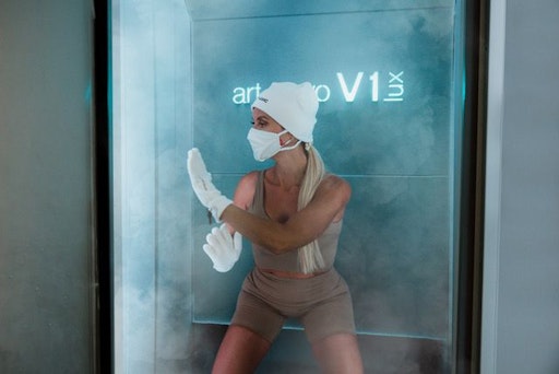 Vorschau Bild von Besucherin während der Cryotherapie im CRYODYNAMIC. // Weiterer
Text über ots und www.presseportal.ch/de/nr/100103437 / Die
Verwendung dieses Bildes für redaktionelle Zwecke ist unter
Beachtung aller mitgeteilten Nutzungsbedingungen zulässig und dann
auch honorarfrei. Veröffentlichung ausschließlich mit
Bildrechte-Hinweis.