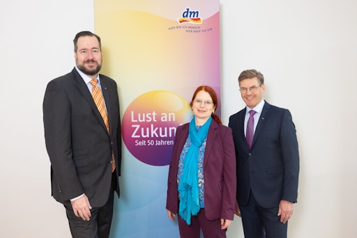 Vorschau Bild von Anlässlich des 50-Jahre-Jubiläums in Österreich startet dm die
Initiative „Lust an Zukunft“: (v.l.) Harald Bauer (Vorsitzender der
dm Geschäftsführung), Eva More-Hollerweger (WU
Wirtschaftsuniversität Wien, Bereichsleiterin
Nonprofit-Organisationen und Zivilgesellschaft) und Thomas Köck
(Geschäftsführung dm Österreich)