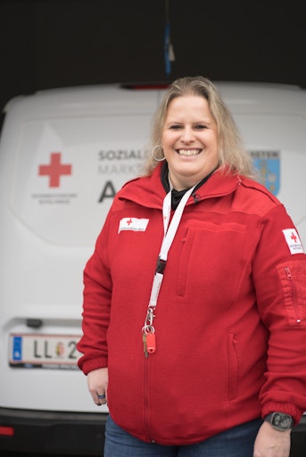 Vorschau Bild von dm Mitarbeiterin Simone Keclik engagiert sich seit 15 Jahren
freiwillig beim Roten Kreuz für Essen auf Rädern. Viermal im Monat
fährt sie warmes Essen in Boxen zu Klientinnen und Klienten, meist
alte und pflegebedürftige Menschen.