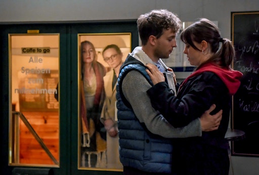  So haben wir dich nicht erzogen - Im Bild (v.li.): Brigitte
Hobmeier (Balbina Augustin), Gerti Drassl (Inka Schaller), Julian
Pichler (Andreas Hofer), Alina Schaller (Hedwig Schaller)