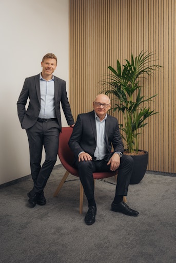  Die beiden Geschäftsführer der Österreichischen
Apotheker-Verlagsgesellschaft DI Franz Coreth und Mag. Heinz Wlzek
präsentieren die neue Markenstruktur.