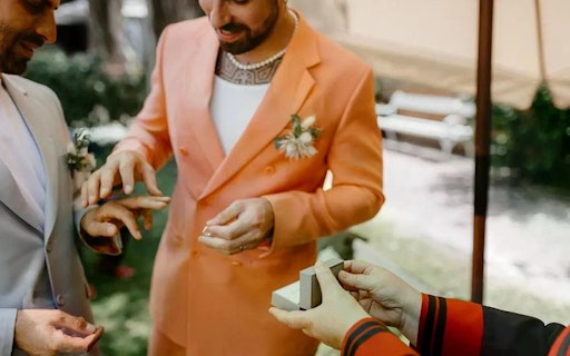 Vorschau Bild von Die eigene Persönlichkeit widergespiegelt im Hochzeitsanzug als
Trend 2026