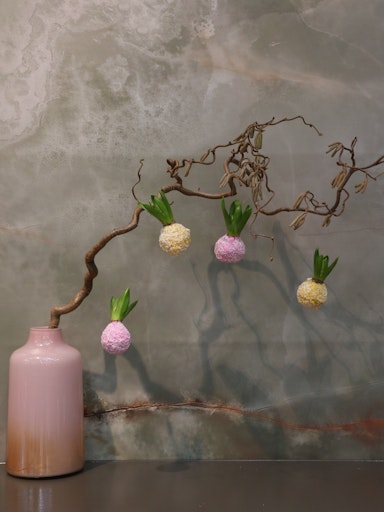 Vorschau Bild von DIY-Tipp von bellaflora: Gewachste Hyazinthen, locker an
Naturästen aufgehängt, sorgen für eine moderne und pflegeleichte
Osterdekoration.