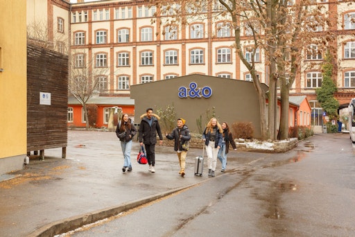 Vorschau Bild von Außenansicht des Eingangsbereichs des a&o Berlin Friedrichshain