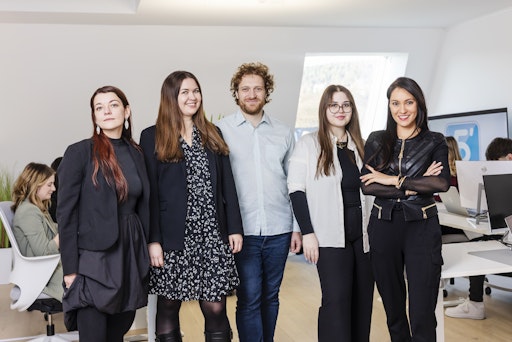 Vorschau Bild von Das Team der Chefredaktion: Amélie Meier, Anja Mandler, Phillip
Plattner MSc, Alina Gursch und Mag. Yvonne Schmid-Berger treiben das
Wachstum von www.5min.at österreichweit voran.