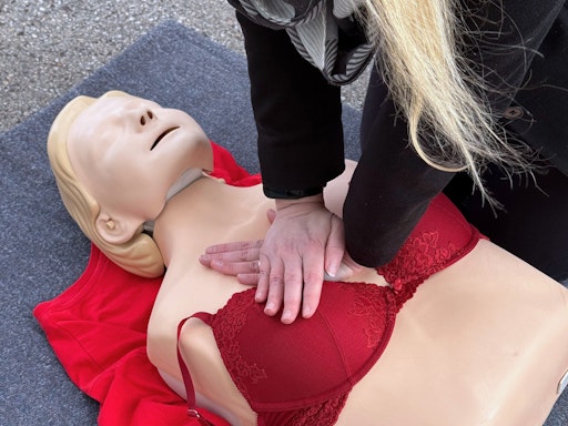 Ein starkes Zeichen zum Internationalen Frauentag: Petra
Grell-Kunzinger, Bundesgeschäftsführerin der Johanniter Österreich
bei der symbolischen Reanimation einer weiblichen Trainingspuppe.
Für mehr Sichtbarkeit von Frauen in der Ersten Hilfe.