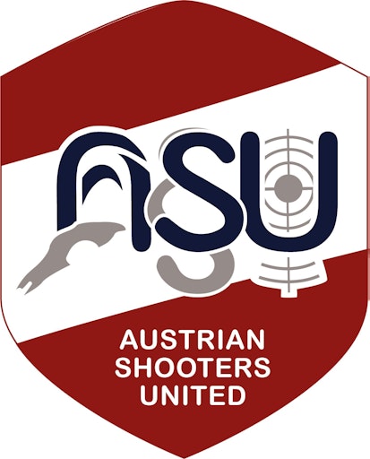 Vorschau Bild von Das Logo von Austrian Shooters United (ASU) zeigt ein Schild in
den österreichischen Nationalfarben. Das stilisierte „A“ ist als
Gams-Trophäe gestaltet und steht für Jagd und Tradition. Das
„§“-Zeichen symbolisiert Legalität und Rechtsstaatlichkeit. Im „U“
ist eine Zielscheibe integriert – als universelles Zeichen für
Sportschützen, Jäger und verantwortungsbewusste Waffenbesitzer. ASU
vereint sie unter dem Leitmotiv: INFORMIERT. VERNETZT. GEHÖRT.