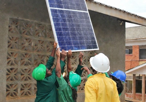 1.600 Frauen bilden knapp ein Drittel der 4.000 Studierenden in
den von Jugend Eine Welt und der Austrian Development Agency (ADA)
im Rahmen von International Partnerships Austria geförderten fünf
Berufsbildungszentren in Uganda und Ruanda. Dort erhalten Frauen
eine Ausbildung u.a. in Elektro- und Solartechnik.