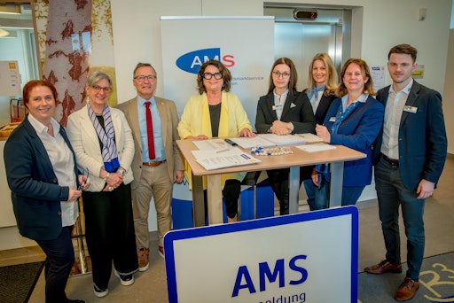 Vorschau Bild von Hilfswerk-Präsidentin Elisabeth Scheucher-Pichler und
Hilfswerk-Geschäftsführer Horst Krainz (beide Mitte) mit den
Verantwortlichen den AMS Kärnten