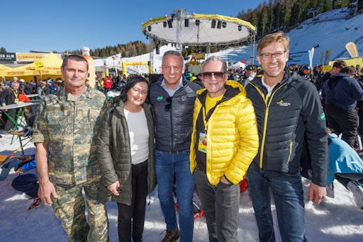 Vorschau Bild von Große Unterstützer des Antenne Steiermark Snowdays: Oberst Markus
Mesicek, Kommandant des Jägerbataillons Stmk. „Erzherzog Johann“,
Bildungsdirektorin Elisabeth Meixner, LH Mario Kunasek, Antenne-GF
Gottfried Bichler, Planai-GF Peter Weichbold (v.l.n.r.)