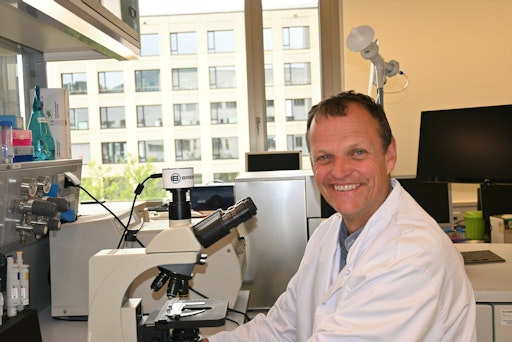 Vorschau Bild von ao. Univ.Prof. Arnulf Hartl, Leiter des ökomedizinischen
Instituts der Paracelsus medizinischen Universität Salzburg in
seinem Labor