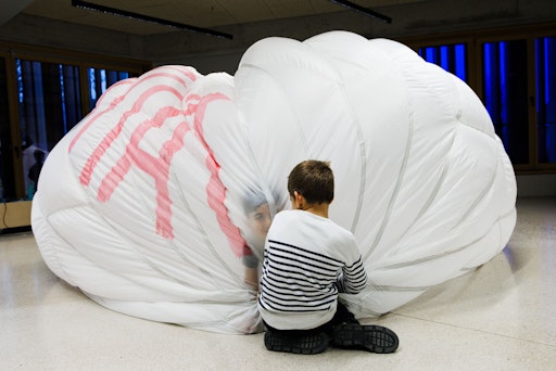 Vorschau Bild von Aufgenommen in der Kunstideenwerkstatt mit Flora Flora und Martin
Szurcsik‑Nimmervoll.