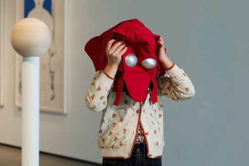 Interaktion mit einer der "Mascaras Sensoriais" (1967) von Lygia
Clark.