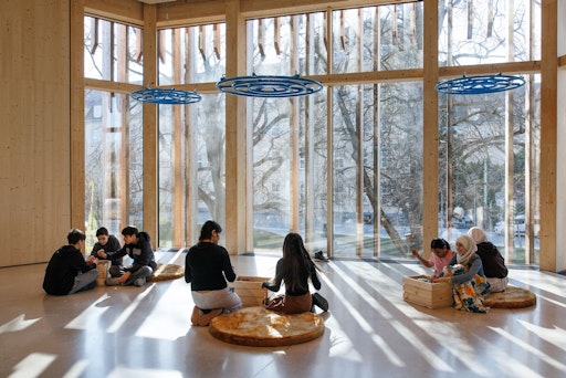 Vorschau Bild von Blick auf die Installation von Christine & Irene Hohenbüchler
"Bilderhauen, Skulpturenbauen" (2005)